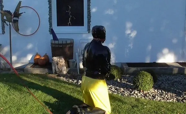 Captain’s – Leather woman whipped latex Boy / Rittmeisterin – Lederfrau peitscht Latex Boy