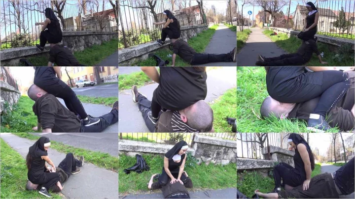 Screenshot 1 aus The warrior sister – fatal blunder : public humiliation facesitting