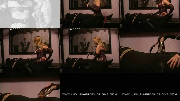 Screenshot 1 aus Domina M in Leather Boots – Rubber Dog, El Esclavo, CBT Scratching with Talons