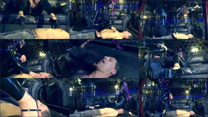 Screenshot 1 aus Miss Claudia – Latex Kitty Torture Spit Facesit Femdoom Video