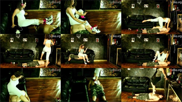 Screenshot 1 aus Zarina Labelle – An Hour Under Zarina Labelle all Femdoom Video