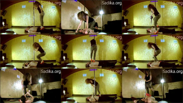 Screenshot 1 aus Zarina La Belle a Cheerful Walk on a Man – Femdoom Video