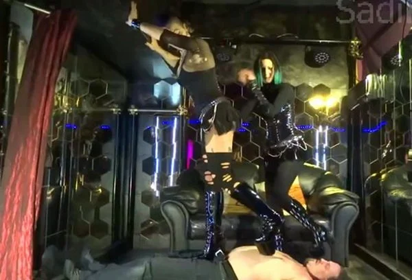 Video abspielen: Miss Claudia, Akasha MissDeath – two gothic bitches trample hard