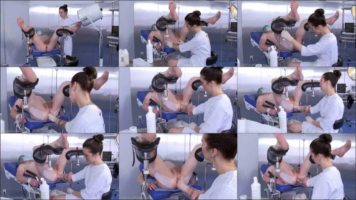 Screenshot 1 aus Eve Dynamite – Clinic Fisting, Female Domination full video