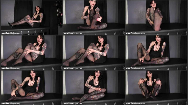 Screenshot 1 aus Mistress Petra Hunter – Obsessed with Mistress Petra’s Black Pantyhose