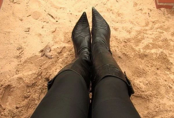 Video abspielen: Miss Elektra – Boots Fetish, Female Domination Full Video