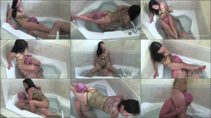 Screenshot 1 aus Mis Jasmine – Bathtub Scissors Challenge, Facesitting and Scissoring Slave in the Bathroom
