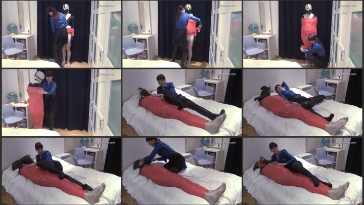Screenshot 1 aus Pantyhose Fetish Mummy. bondishboys com