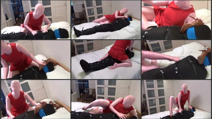 Screenshot 1 aus Sniffing Heels & Smelling Shoes In The Office – The New Assistant. bondishboys com