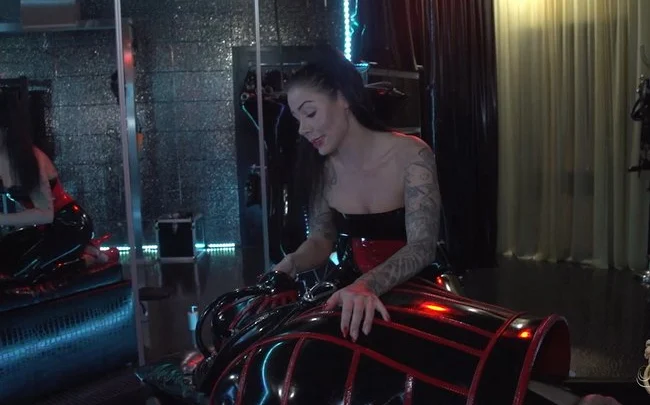 Lady Cora – Rubber Enclosed 1