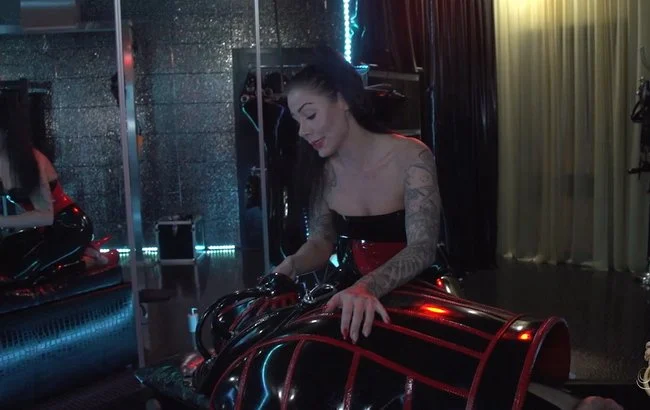 Video abspielen: Lady Cora – Rubber Enclosed 1