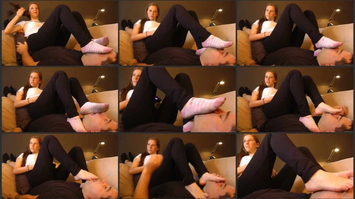 Screenshot 1 aus Foot Humiliation Mariana’s Starflix Session. Dreamgirls In Socks Studio