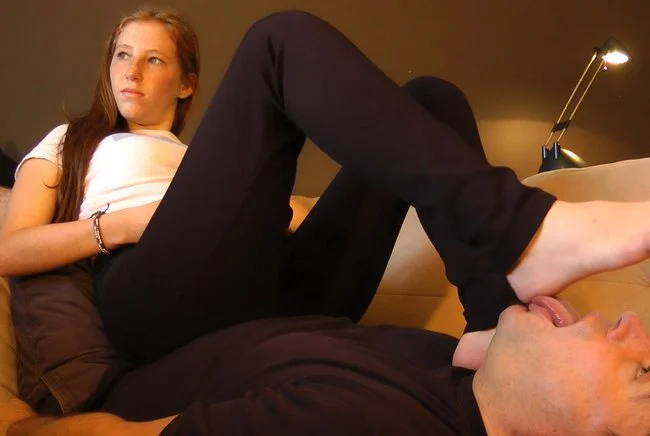Video abspielen: Foot Humiliation Mariana’s Starflix Session. Dreamgirls In Socks Studio