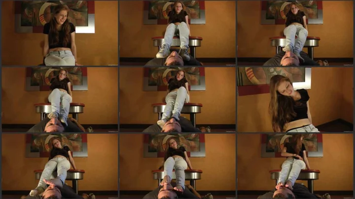 Screenshot 1 aus Foot Smelling. Mariana’s Sweaty Feet Challenge