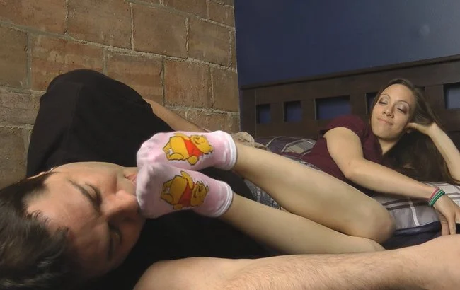 Video abspielen: Foot Worship. Audrey’s Lazy Day – Dreamgirls In Socks Studio