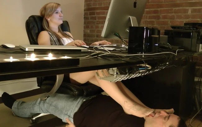 Video abspielen: Office Domination. Jenni’s Business Hours – Dreamgirls In Socks Studio