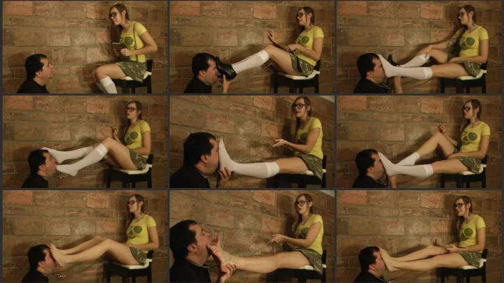 Screenshot 1 aus Foot Slave Training Cassandra’s Homework Helper
