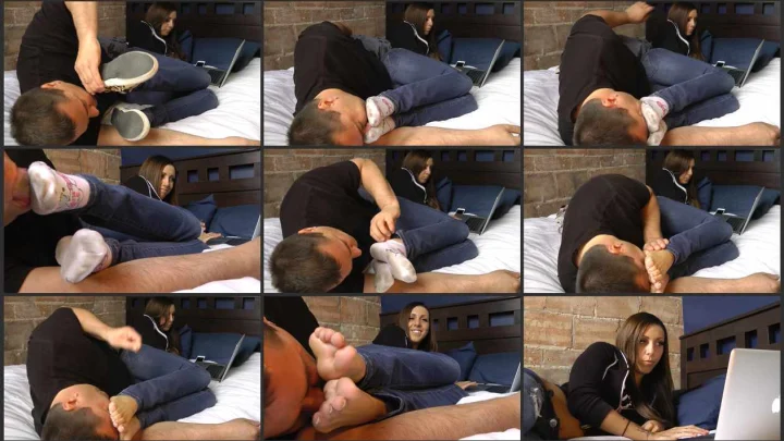 Screenshot 1 aus Foot Smelling – 18 year-old Avery’s Lazy Afternoon
