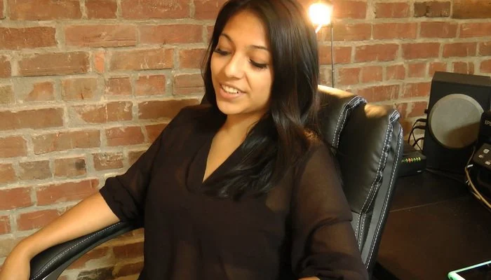 Foot Worship, Feet Cleaned Dolores’s First Foot Fetish Experience  (French Language)