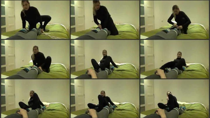 Screenshot 1 aus Kinky Babysitter – Nice Babysitter Footjob. bondishboys com