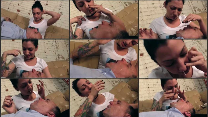 Screenshot 1 aus Nose Blowing, Eat Cybill Troy’s Snot!