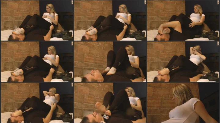 Screenshot 1 aus Foot Worship Sexy Boots – Jackie’s Webmaster Evaluation – Dreamgirls In Socks Studio