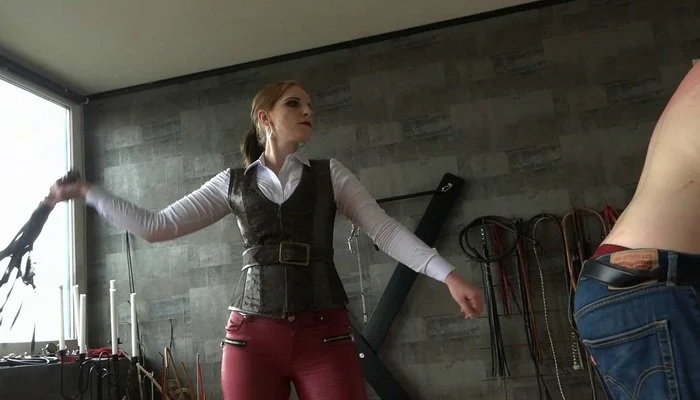 Video abspielen: Germany Mistress Cloe, Whipped For Car Damaging