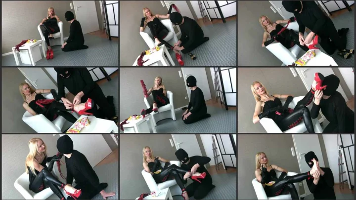 Screenshot 1 aus Empress Victoria – Cruel Mistress from Germany, , The Masked Footlicker 1