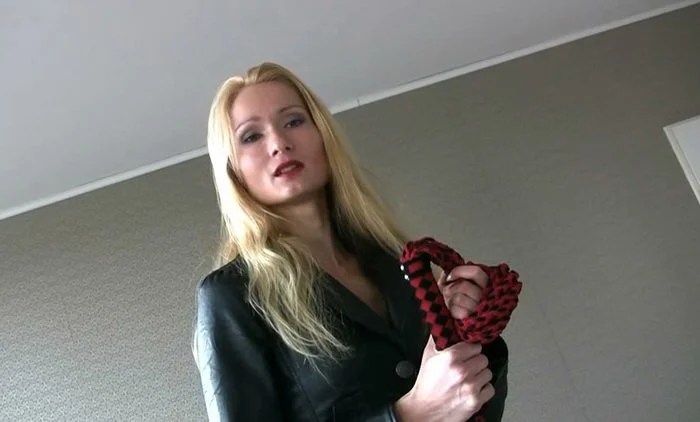 Video abspielen: Empress Victoria – Cruel Mistress from Germany, Hard POV Whipping