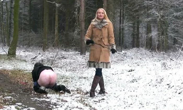 Video abspielen: Empress Victoria – Cruel Mistress from Germany, Ride and Punish The Ponyboy
