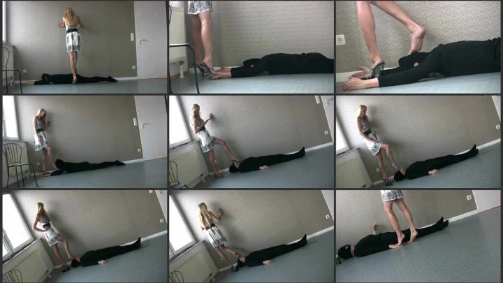 Screenshot 1 aus Empress Victoria – Cruel Mistress from Germany, Sensual Foot Domination