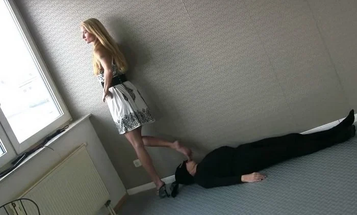 Video abspielen: Empress Victoria – Cruel Mistress from Germany, Sensual Foot Domination
