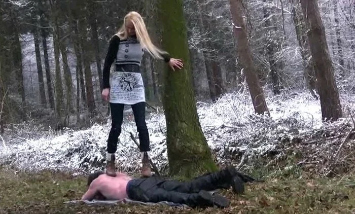 Video abspielen: Empress Victoria – Cruel Mistress from Germany, Snow Trampling With Boots