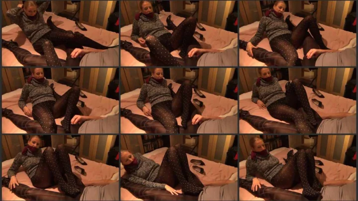 Screenshot 1 aus Dina Shoe and Pantyhose Footjob part 2. bondishboys com
