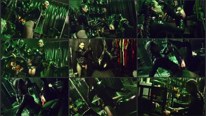 Screenshot 1 aus Cybill Troy Rubber Fetish and Strap-on Fucked. The Berlin Session