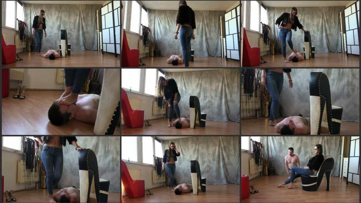 Screenshot 1 aus Cruel Georgia Mistress Iveta, a Brutal Facestanding