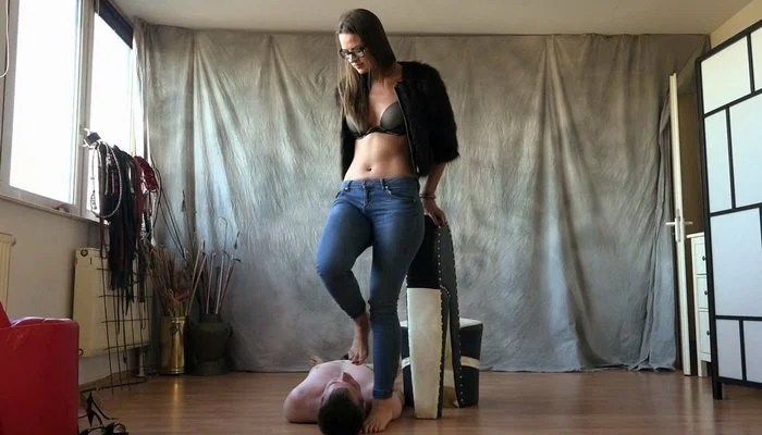 Cruel Georgia Mistress Iveta, a Brutal Facestanding