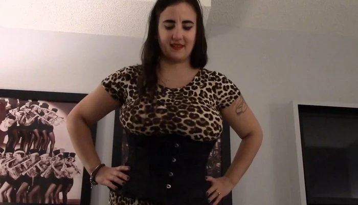 Video abspielen: Mistress Xena – My Personal Human Carpet – part 1