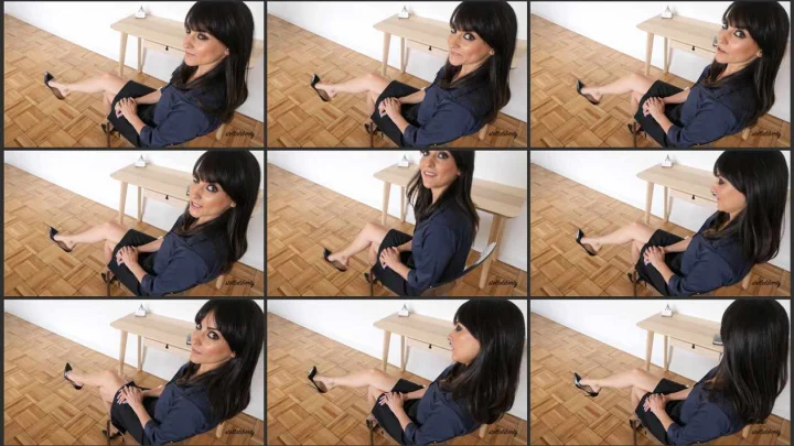 Screenshot 1 aus Highly Arched Feet, Dangling Secretary Blackmail – Stella Liberty Femdom Video
