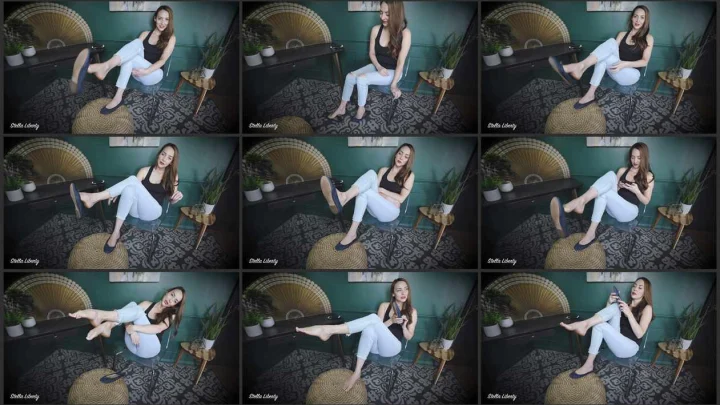 Screenshot 1 aus Ballet Flats Highly Arched Feet, Relax and Dangle – Stella Liberty Femdom Video