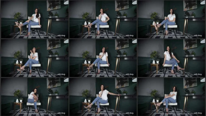 Screenshot 1 aus Crossed Legs Fetish, Rub One Out for Your Tutor – Stella Liberty Femdom Video