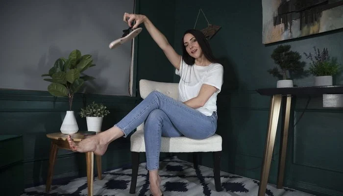Video abspielen: Crossed Legs Fetish, Rub One Out for Your Tutor – Stella Liberty Femdom Video
