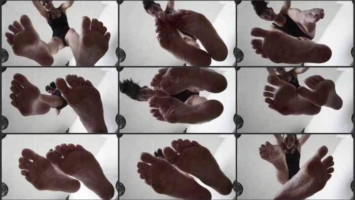 Screenshot 1 aus Wrinkled Soles, Giantess Sole Worship Trampling – Stella Liberty Femdom Video
