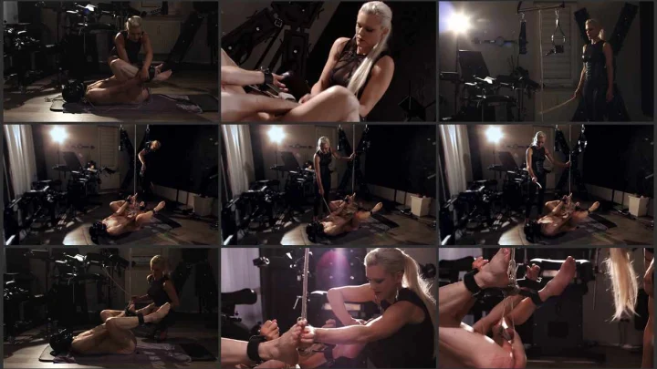 Screenshot 1 aus Helpless and used – Baroness Davina Dust
