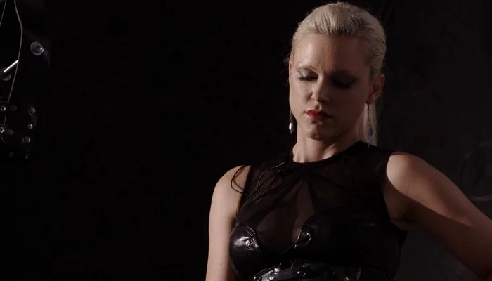 Video abspielen: Helpless and used – Baroness Davina Dust