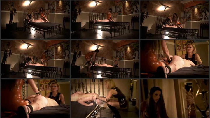 Screenshot 1 aus Captured by two Mistresses 2 – Baroness Davina Dust and Domina Charlize