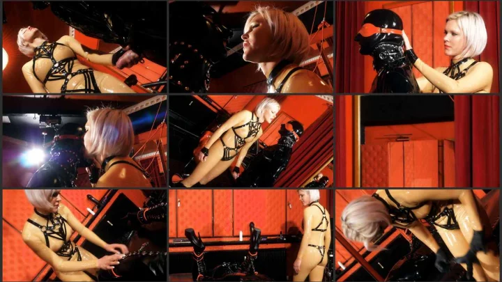 Screenshot 1 aus Baroness Davina Dust – A Latex Toy For The Baroness 2, cbt