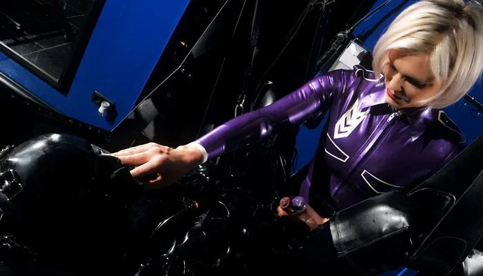Video abspielen: Baroness Davina Dust – In The Latex Love Sling 2