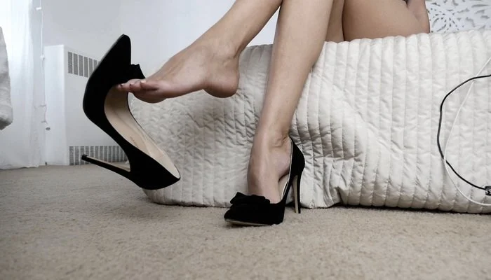 Video abspielen: Highly Arched Feet, Dangling Black Heels – Stella Liberty Femdom Video