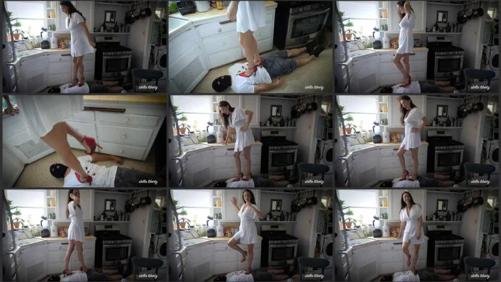 Screenshot 1 aus High Heels Trampling, Kitchen Trample Mat – Stella Liberty Femdom Video